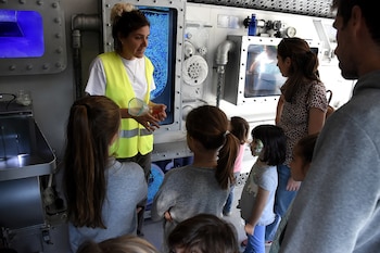Los más pequeños de la familia mientras sus padres escuchaban la charla de cocineros y escritores pudieron disfrutar de actividades recreativas como el camión de ciencia
