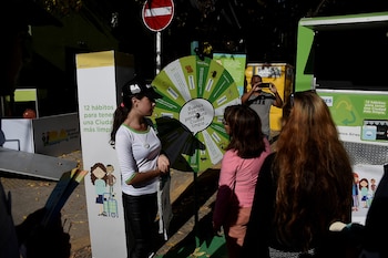 Cientos de vecinos se acercaron al barrio porteño de Chacarita para probar los sabores de los food trucks de Leer y Comer y también participar del stand de buenos hábitos de una Ciudad limpia. Ah{i podías ganar premios