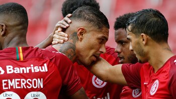 Paolo Guerrero festeja tras anotar
