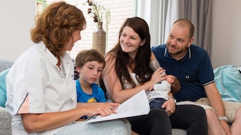 La enfermera maternal junto a