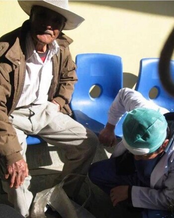 El señor llegó muy consternado