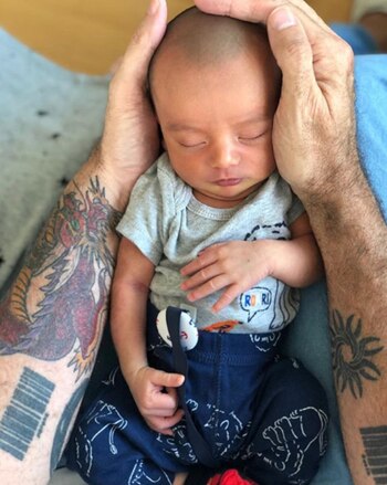 Francesco Benicio en los brazos