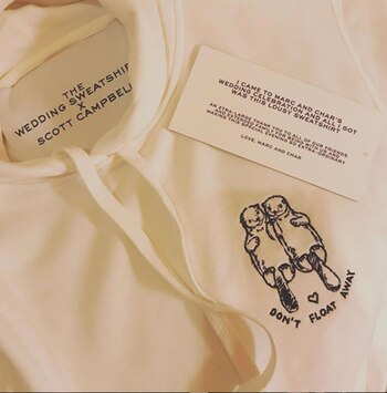 Los invitados recibieron un buzo