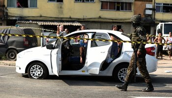 Un soldado revisa el auto