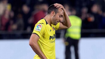 Santi Cazorla falló un penal