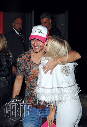 Un beso con mucho power.