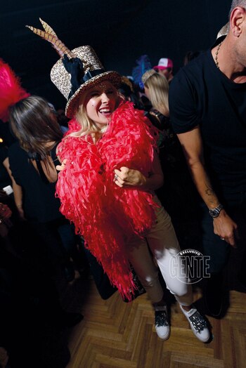 En plena fiesta, la actriz