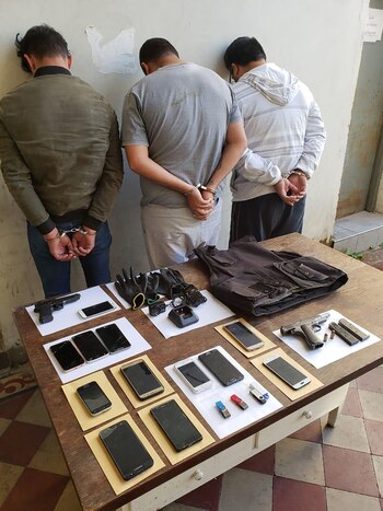 Los tres detenidos junto a