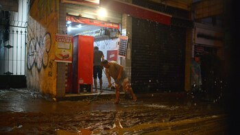Los comerciantes sacan el agua