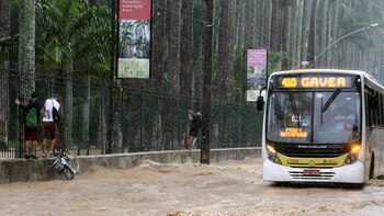 Tres personas se sostienen de