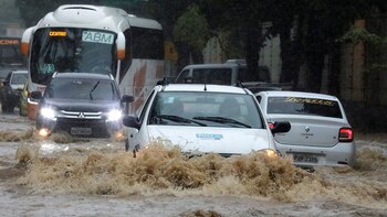 Varias avenidas quedaron anegadas (REUTERS)