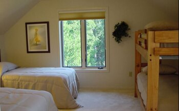 Desde los grandes ventanales entra