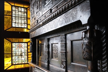 Muebles de madera tallada.