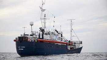 Los migrantes aguardan la apertura