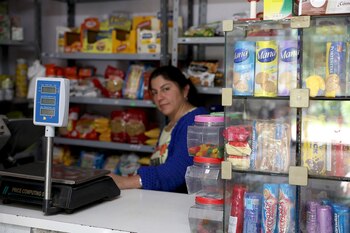 Elizabeth atiende el almacén de