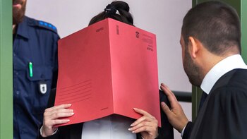 La mujer se cubre el