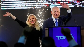 Netanyahu junto a su esposa,