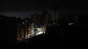 AME8625. CARACAS (VENEZUELA), 09/04/2019.- Vista general de un apagón este martes en Caracas (Venezuela) (EFE/ Miguel Gutiérrez)