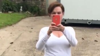 Valerie gritó en múltiples ocasiones a los vendedores de tacos para que se quitaran de la calle (Foto: captura de pantalla)