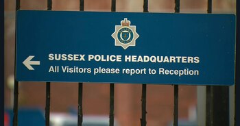 La policía de Sussex pidió