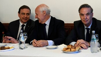 Roberto Lavagna junto a senadores