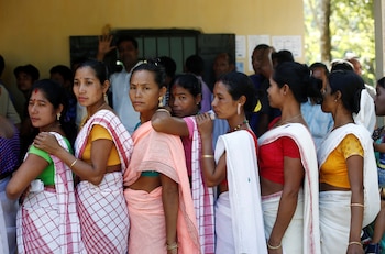 Mujeres en fila para votar