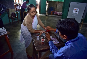 Una mujer antes de votar