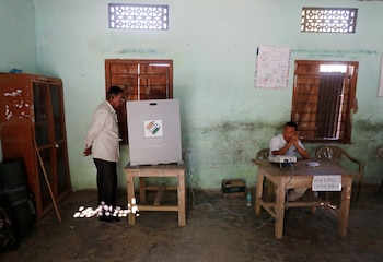 Un hombre sufraga en un