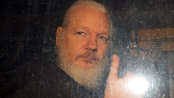 Assange, trasladado a un tribunal londinense (Reuters)