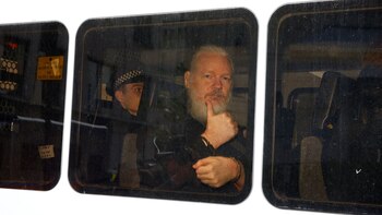 Assange, en su traslado a