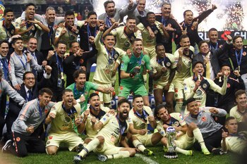 Las águilas festejan el título