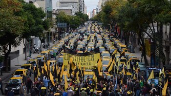 Cientos de taxistas marchan por el centro porteño