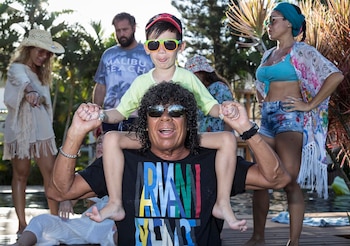 La Mona con Vicente, su