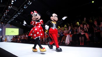 Minnie Mouse y Mickey Mouse caminaron