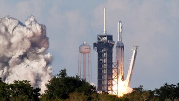 El cohete SpaceX Falcon despega.