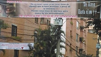 Dos pancartas gigantes con una