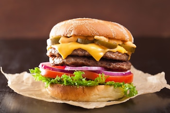 La hamburguesa: el gran “cuco” relacionado con el síndrome urémico hemolítico. Siempre se la ha asociado con la enfermedad.