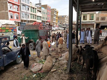 Oficiales de seguridad paquistaníes inspeccionan la escena donde tuvo lugar la explosión de una bomba este viernes en Quetta (EFE/JAMAL TARAQAI)