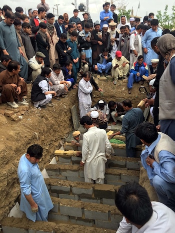 Varias personas entierran a las víctimas de un atentado en Quetta (Pakistán). Al menos 20 personas murieron, casi la mitad de ellas pertenecientes a la minoría chiíta hazara, y 40 resultaron heridas por la explosión de una bomba oculta en un saco de patatas en un mercado en el oeste de Pakistán. (EFE/Fayyaz Ahmed)