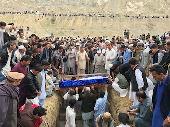 Varias personas entierran a las víctimas de un atentado en Quetta (Pakistán) (EFE/Fayyaz Ahmed)