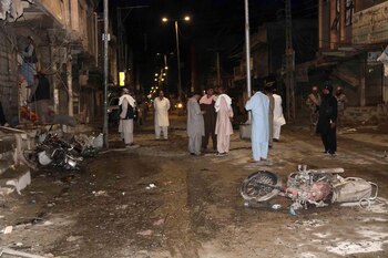 Miembros de las fuerzas de seguridad de Pakistán inspeccionan la zona en la que se produjo una explosión este viernes, cerca de la frontera afgana en Chaman, Pakistán (EFE/ Akhter Gulfam)