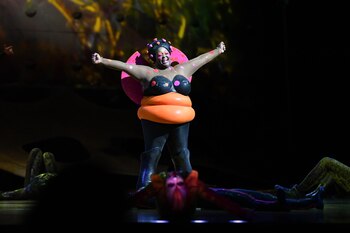 Para los trajes, se desarrollaron técnicas de pliegues de tejidos para proporcionar músculo tridimensional, volúmenes y carcasas. El resultado es un origami colorido y orgánico