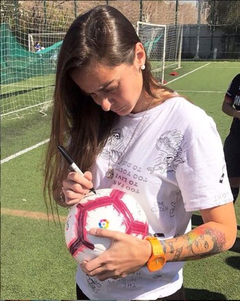 Firmando autógrafos para sus fans.