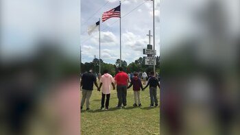 Estudiantes rezando por la muerte