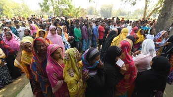 Votantes indios hacen fila para