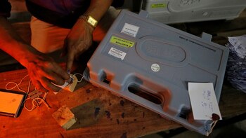 Un funcionario electoral sella una