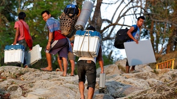 Trabajadores trasladan las máquinas de