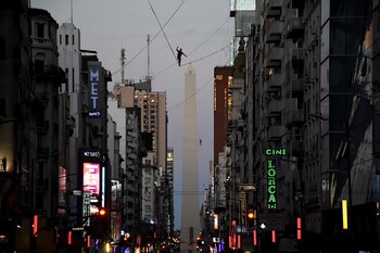 Equilibristas sobre avenida Corrientes (Nicolás