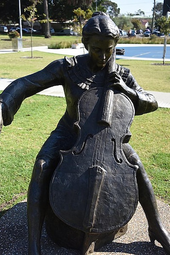 Una de las varias estatuas que hay en en mundo en su honor. En este caso en Kensington, Sydney