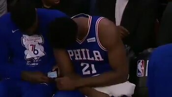 Amir Johnson y Joel Embiid
